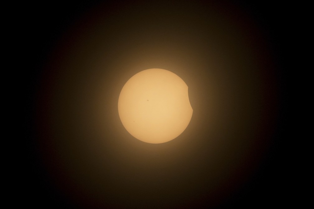 A lua cobre parcialmente o sol durante um eclipse solar total em Mazatlan, México — Foto: Fernando Llano/Associated Press