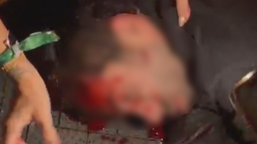 Homem &eacute; espancado at&eacute; desmaiar em festa da Copa no Jockey &mdash; Foto: Reprodu&ccedil;&atilde;o