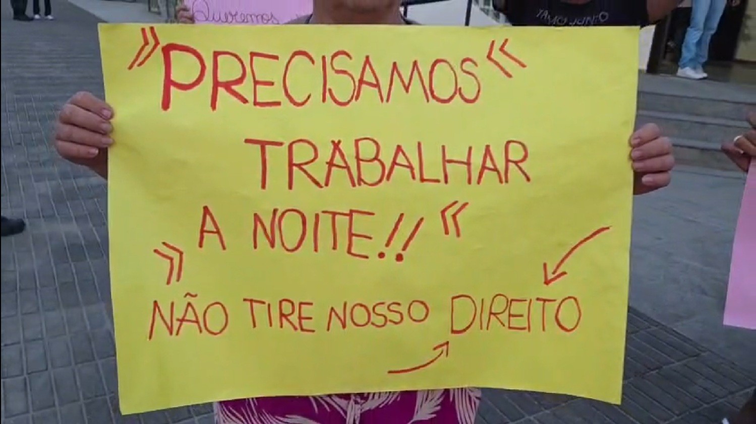 Comerciantes protestam contra decreto que limita horário de bares e casas noturnas em Rio das Ostras