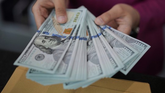 Dólar abre em alta nesta sexta-feira - Na véspera, a moeda norte-americana caiu 0,26%, cotada em R$ 5,5467. A bolsa de valores brasileira, por sua vez, encerrou com um avanço de 0,04%, aos 135.565 pontos.