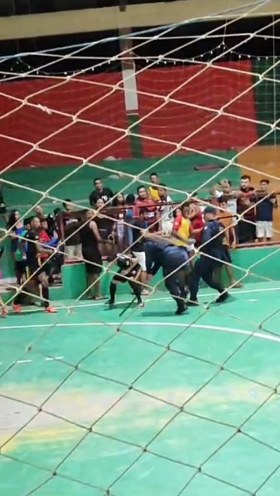 Policial bate em atleta durante partida de futsal no Acre e PM diz que foi conter briga; VÍDEO