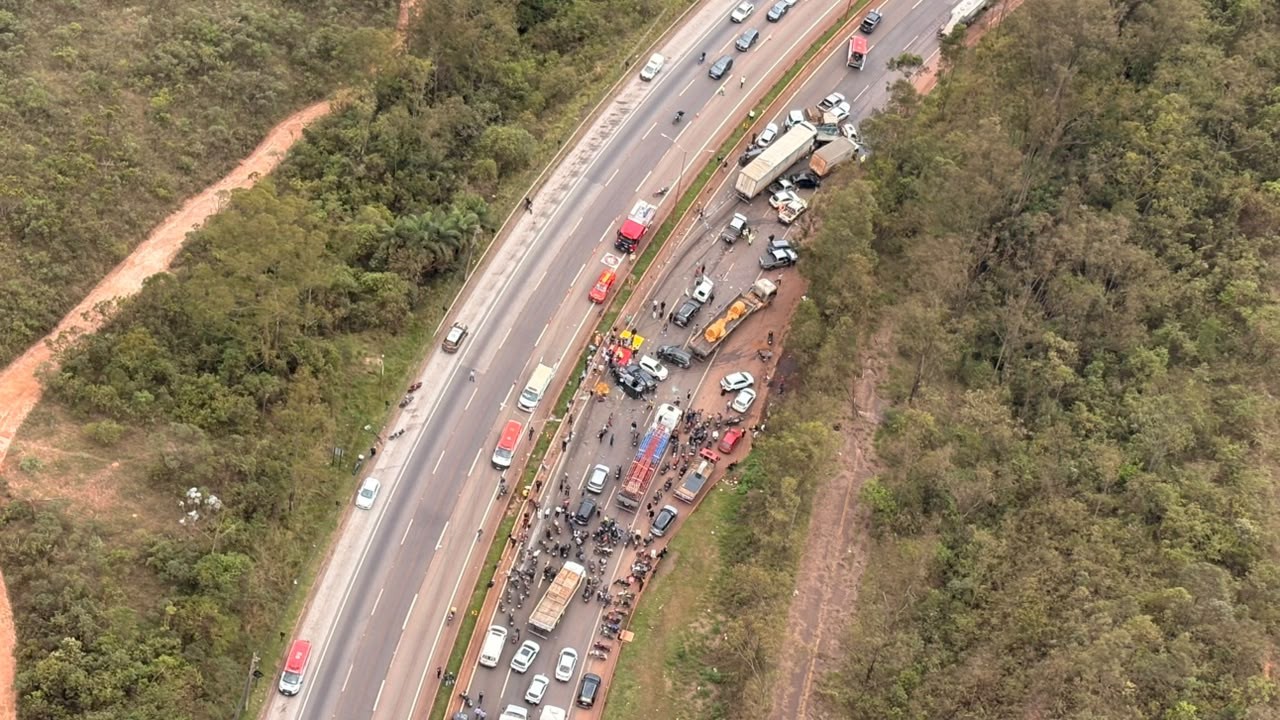 Engavetamento com 25 veículos causa interdição da BR-040, na Grande BH 