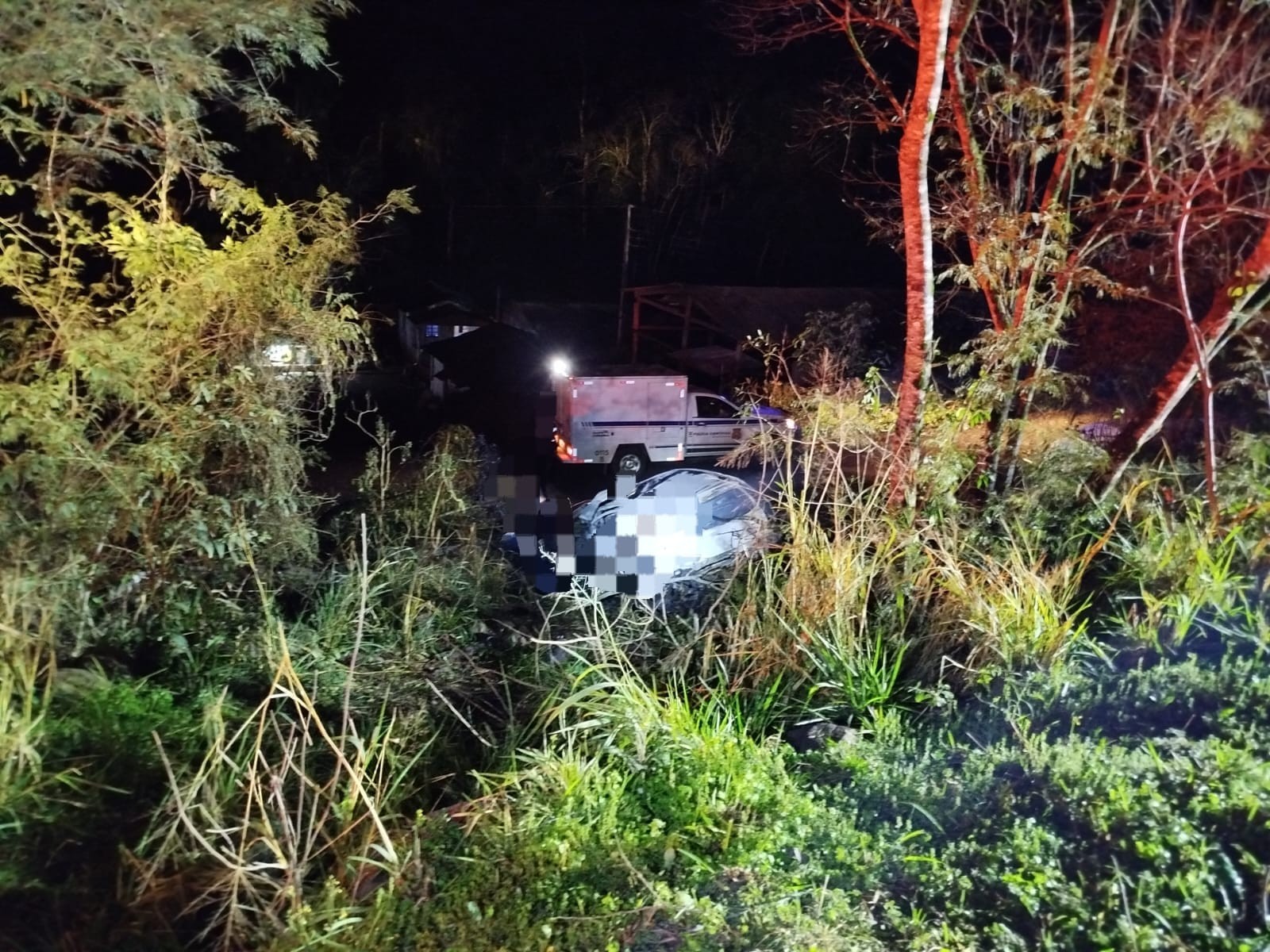 Homem é achado amordaçado em porta-malas após carro em fuga cair de barranco e pegar fogo em SC