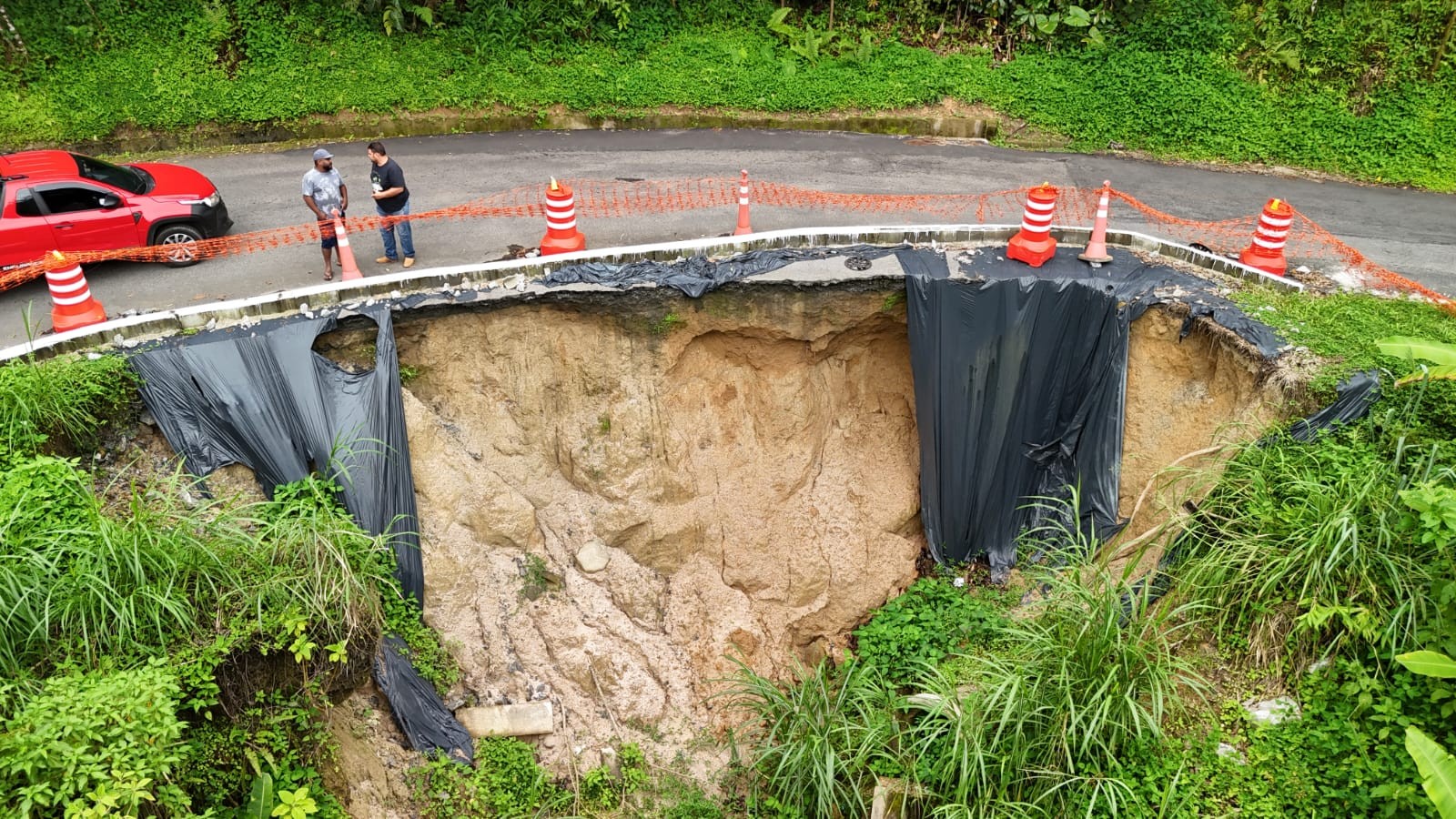 Trecho da RJ-165 Entre Paraty e Cunha Segua Em Meia Pista e Preocupa Moradorores por Risco de Desabento