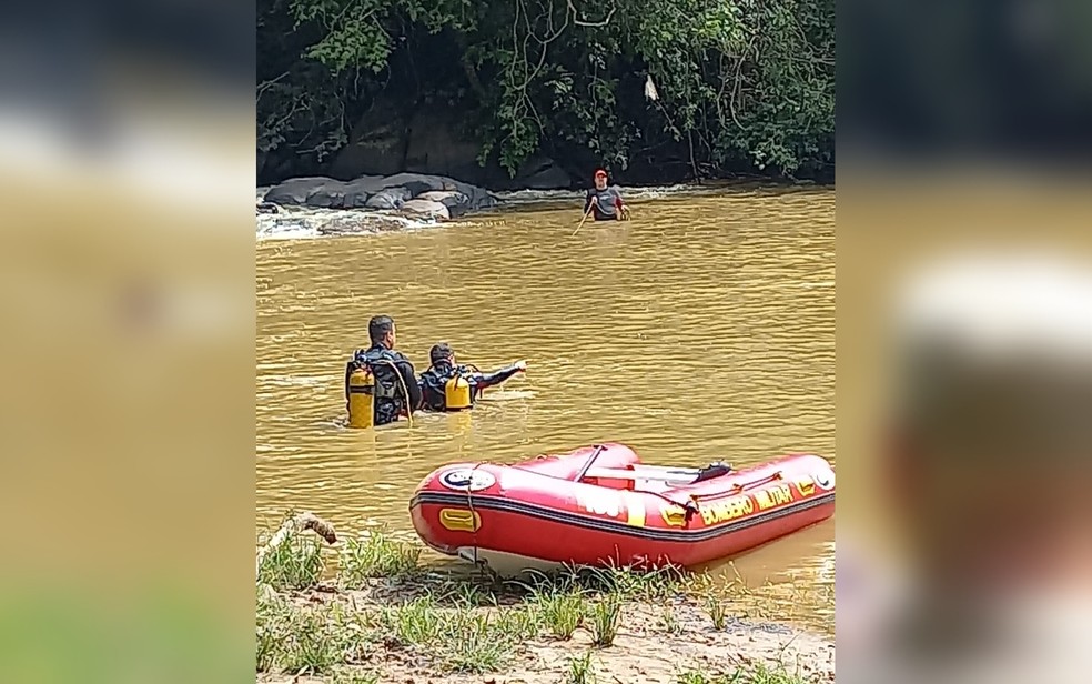 Bombeiros em busca de pai e filho que morreram afogados, em Cumari, Goiás — Foto: Divulgação/Corpo de Bombeiros