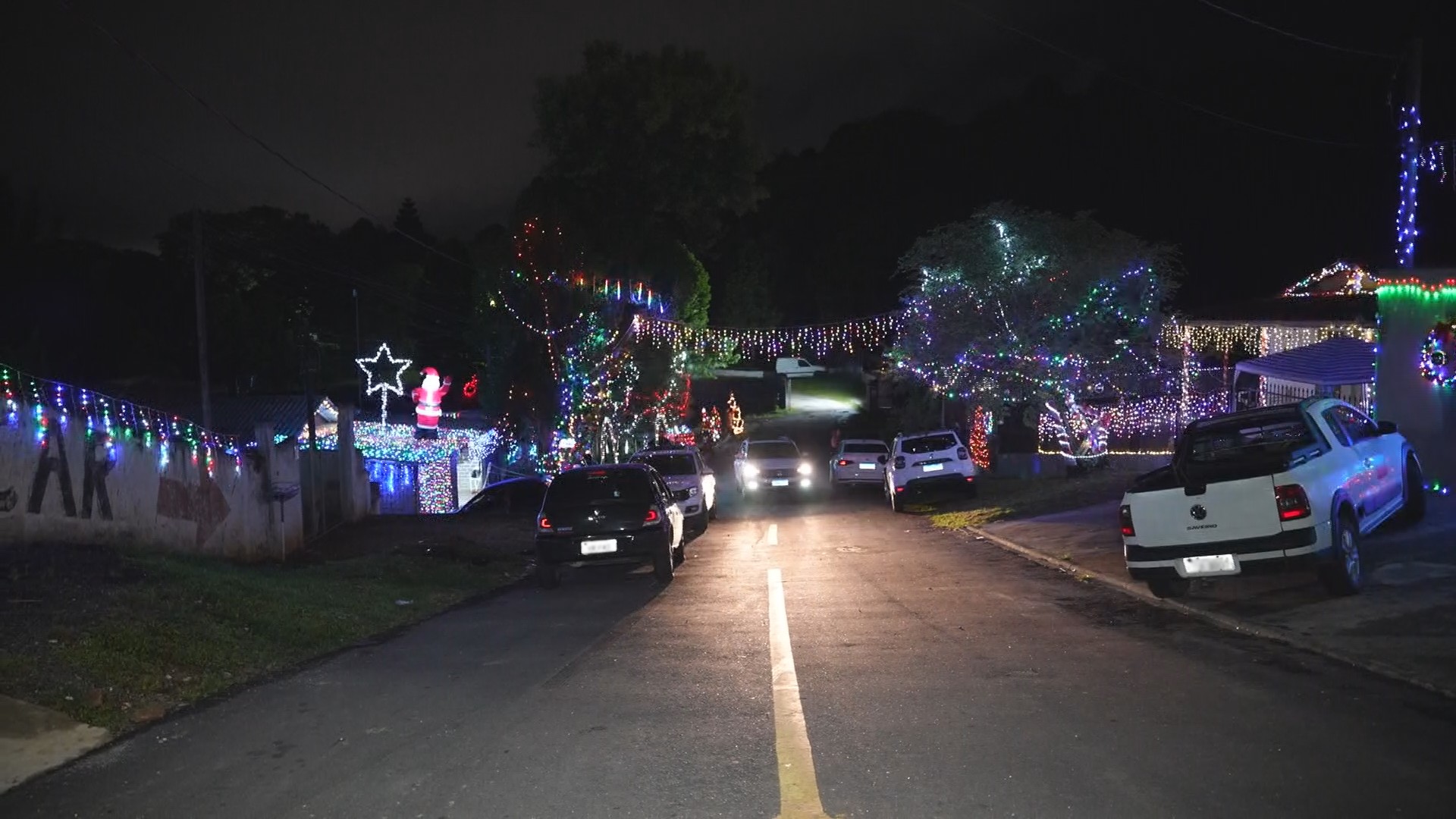 Boneco de neve e até cachorro com pisca-pisca: rua no Paraná é tomada de enfeites em 'guerra natalina' entre vizinhos
