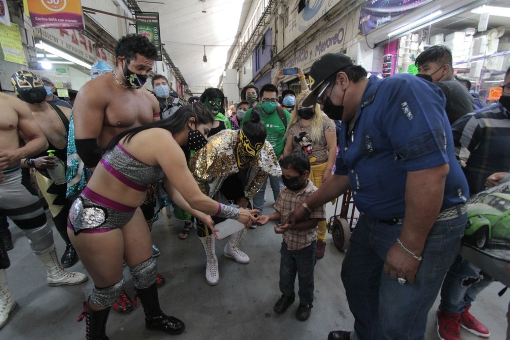 Lutadores mascarados arrastam multidões na Cidade do México