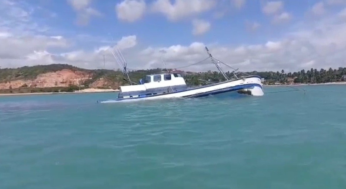 VÍDEO: embarcação 'pirata' naufraga e moradores registram mancha de óleo em praia de Japaratinga