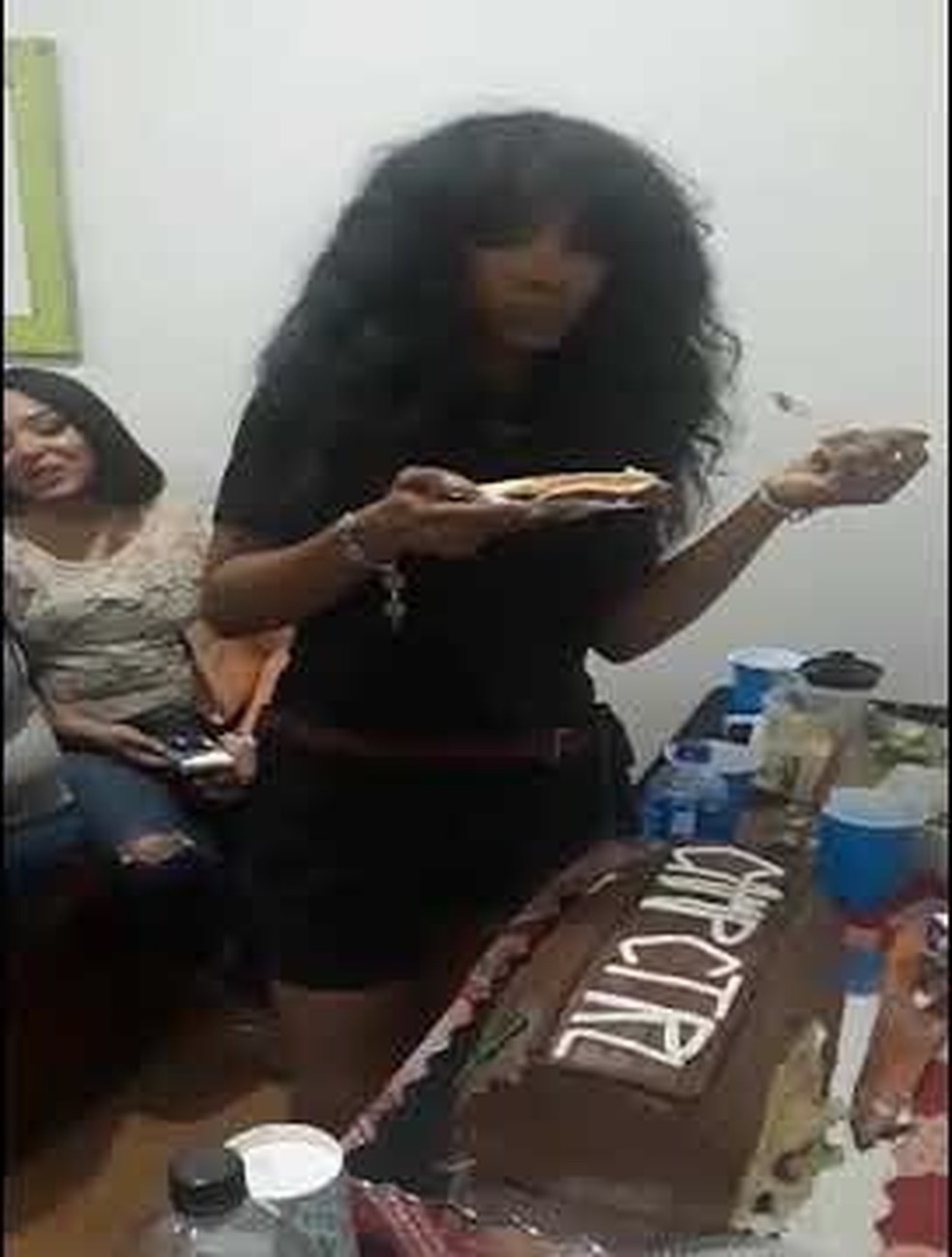 SZA come um pedaço de bolo — Foto: Reprodução/TikTok da cantora
