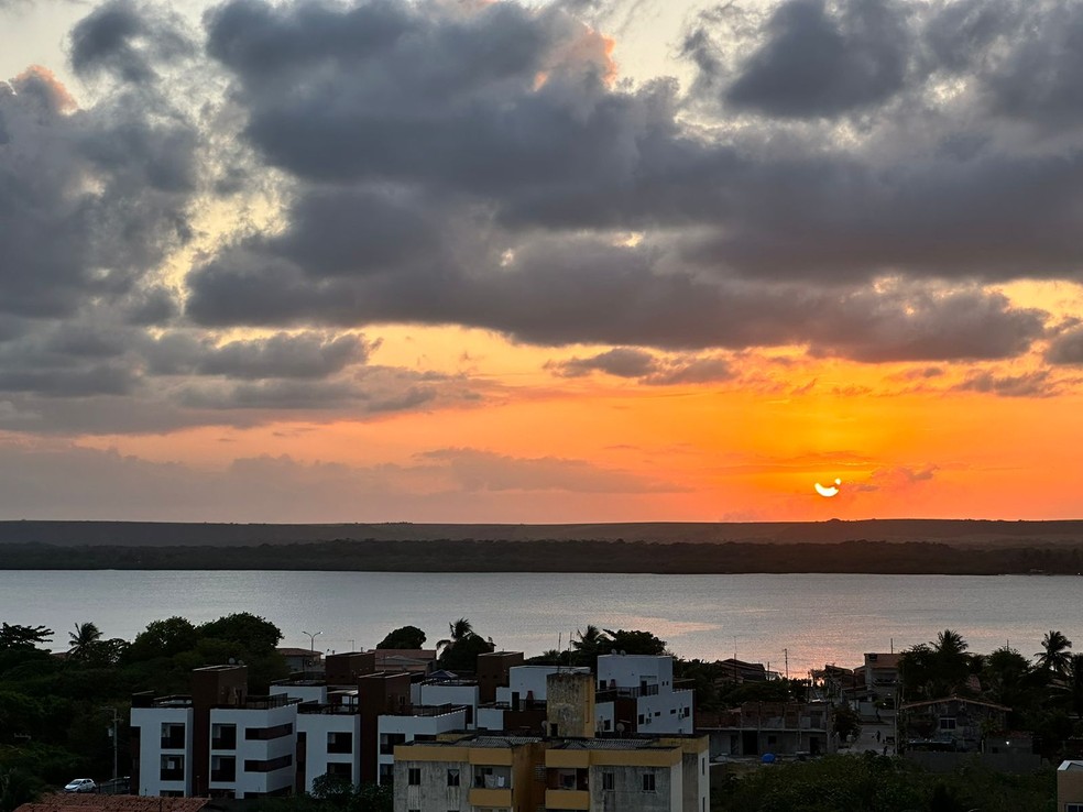 Do alto dos prédios em Cabedelo, na Paraíba, público acompanhou pôr do sol e eclipse — Foto: Flávio Bessa/Semana do Eclipse 2023