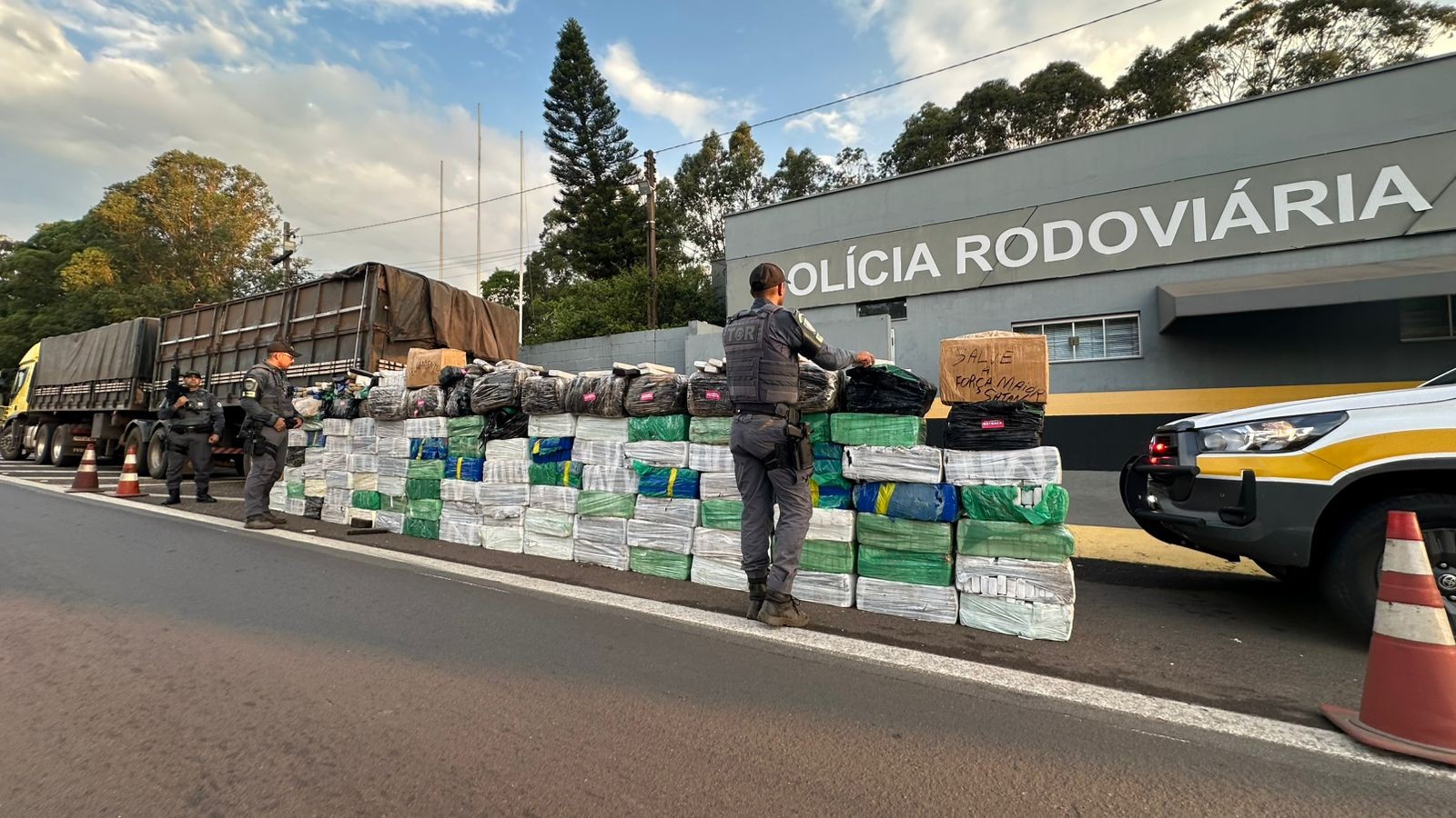 Polícia apreende grande quantidade de droga escondida em carga de cereais em Anhumas