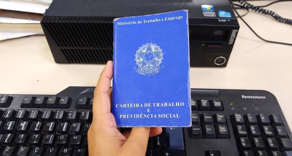 Trabalhadores com carteira assinada demitidos sem justa causa têm direito a receber o seguro-desemprego. — Foto: Letícia Queiroz/G1 