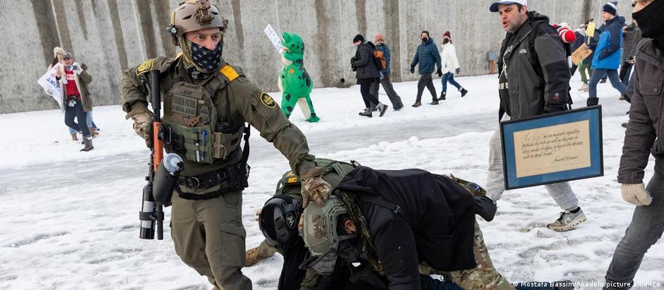 Contingente dobrado, menos tempo de treinamento e anúncios MAGA: como os agentes do ICE são recrutados pelo governo Trump?