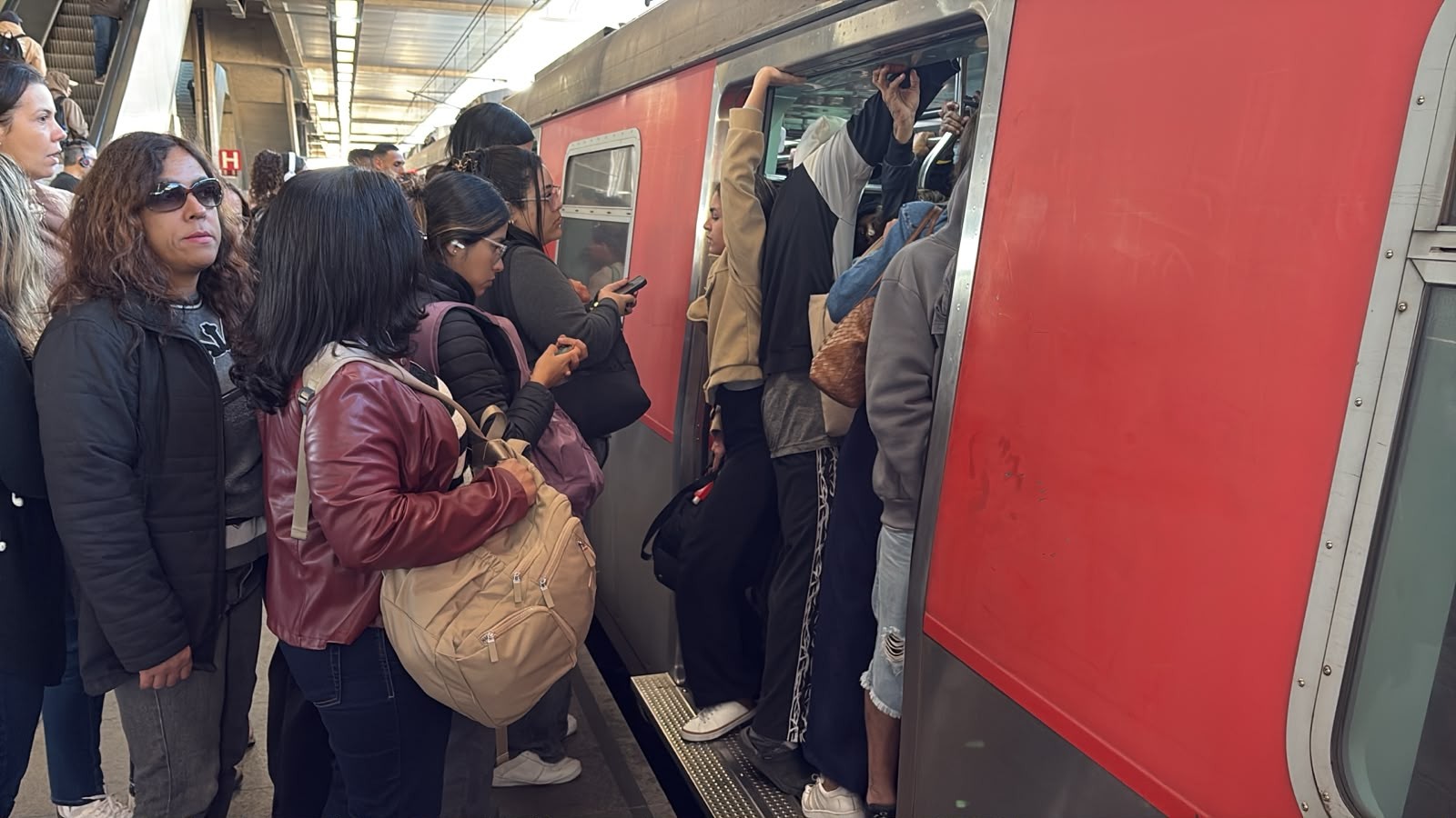 Falhas nas Linhas 12-Safira e 1-Azul, provocam lentidão no transporte sobre trilhos em SP