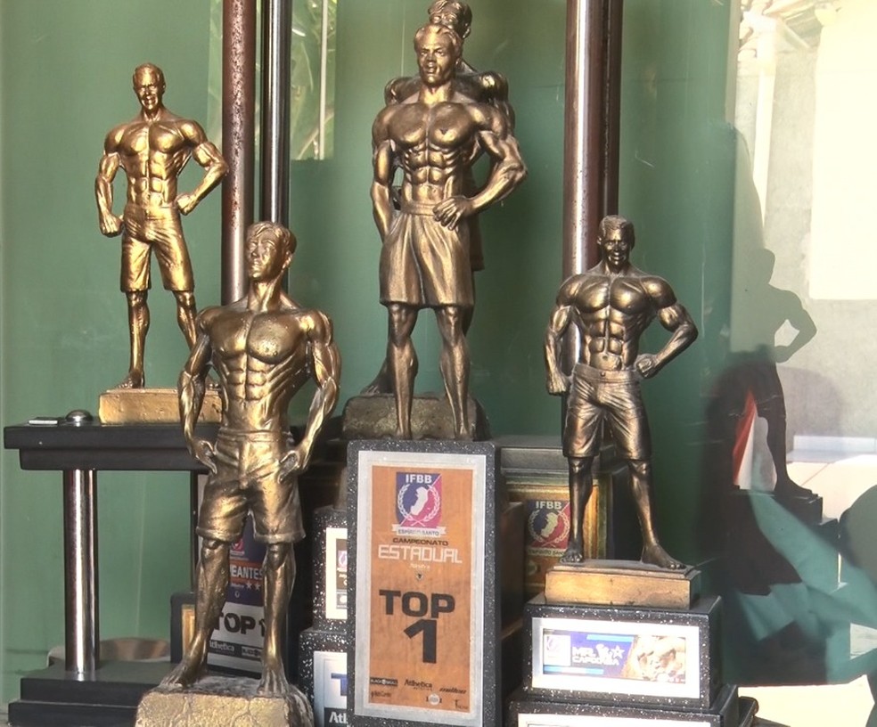 Familiares de Eustácio Batista Dias mostram troféus que ele ganhou em campeonatos de fisiculturismo — Foto: Reprodução/TV Santa Cruz