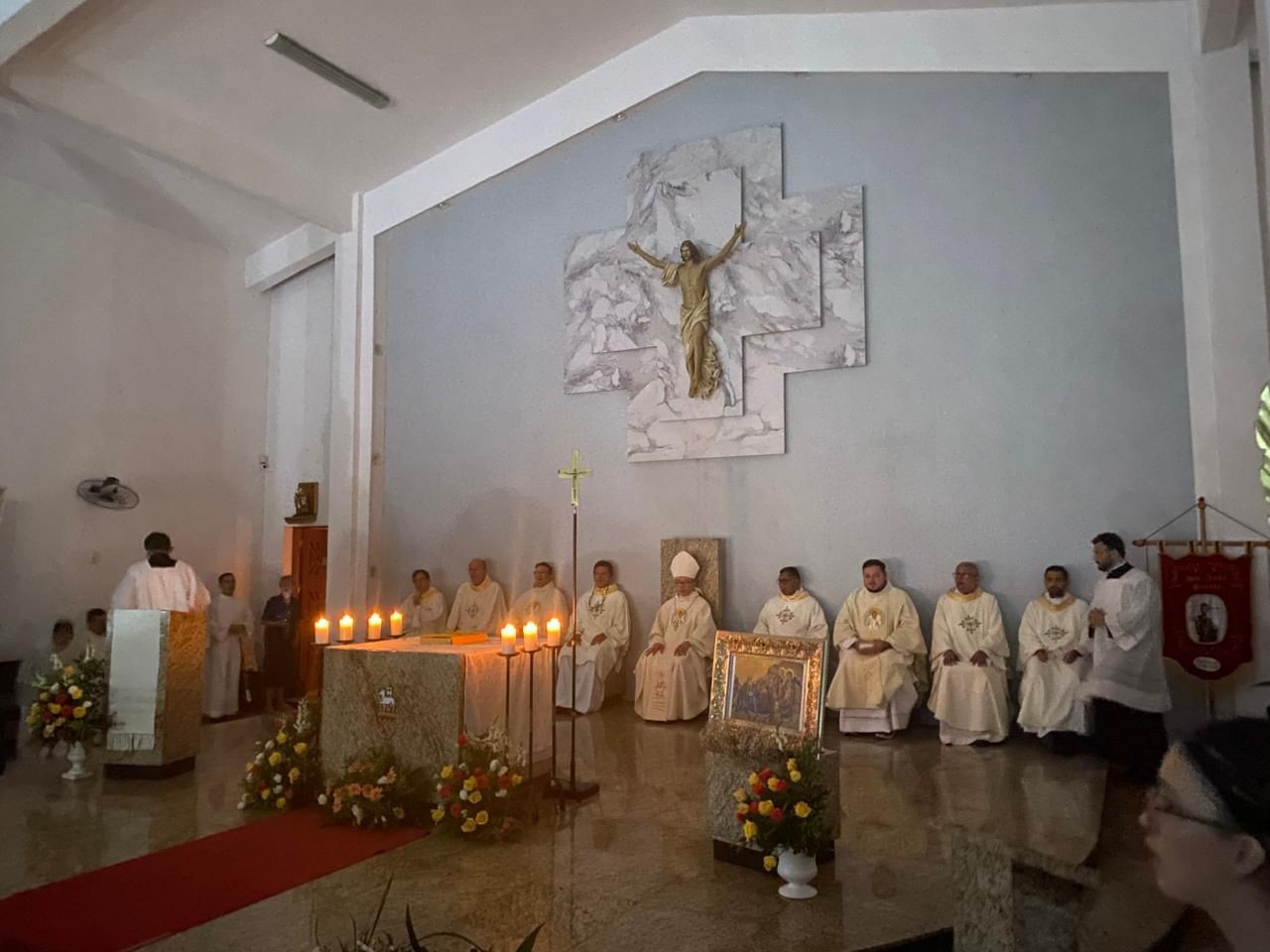 Ventania deixa mais de 6 mil imóveis sem energia e missa é celebrada à luz de velas em Mossoró