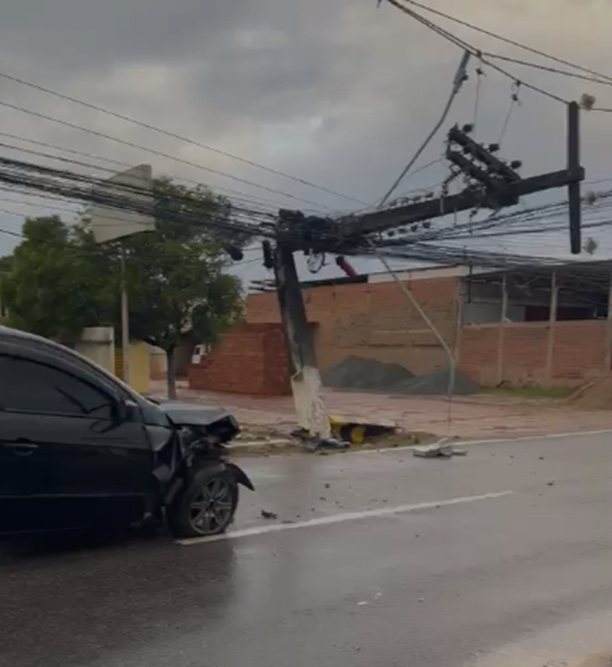 Motorista com sinais de embriaguez colide e parte poste ao meio na Av. Menino Marcelo, em Maceió