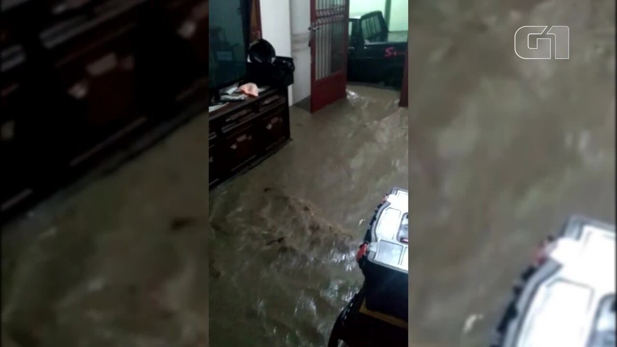 Veja V Deo Gua Da Chuva Invade Casas E Arrasta Carros Em Realengo