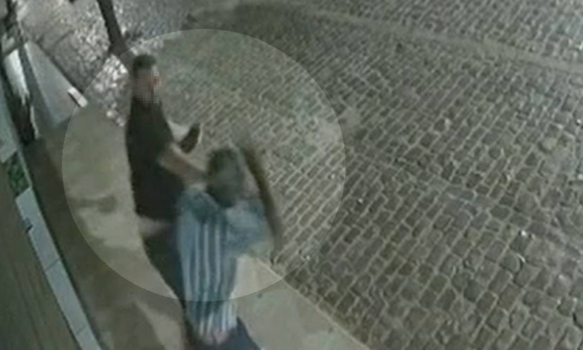 VÍDEO: homem de 64 anos é agredido com golpes de capacete e chutes na Bahia