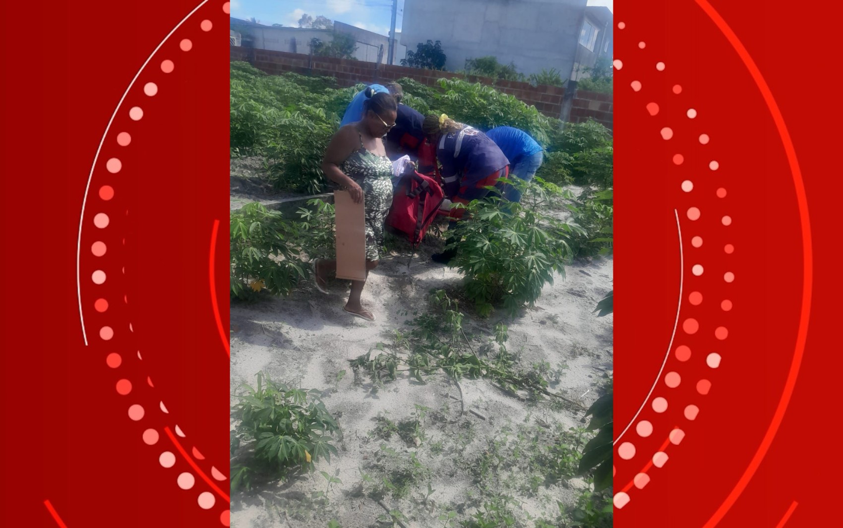 Idoso fica gravemente ferido após cair sobre vergalhão enquanto capinava terreno no interior da Bahia