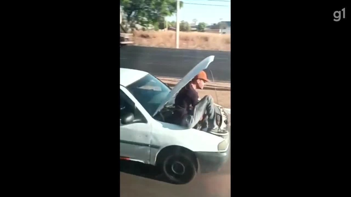 Homens São Filmados Sentados Em Motor E Carretinha De Carro Em Movimento Em Avenida De Goiânia 8576