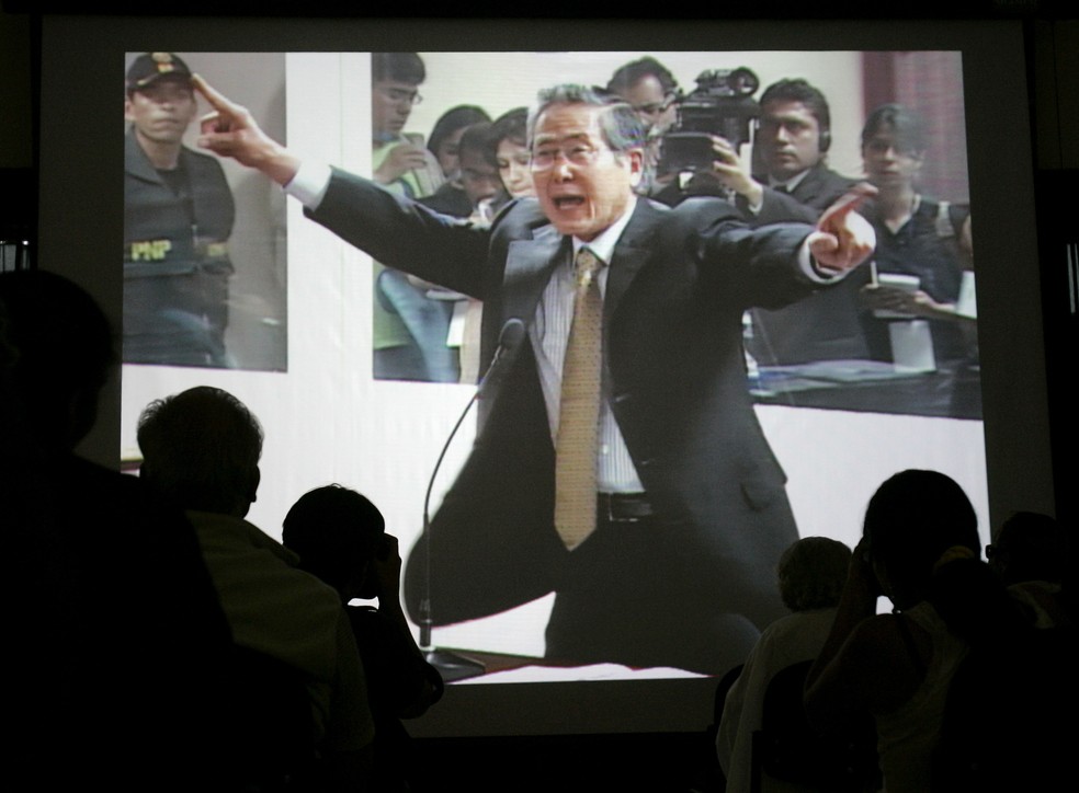Alberto Fujimori gesticula enquanto fala durante primeiro dia de julgamento por acusações de violações de direitos humanos, em 10 de dezembro de 2007. — Foto: AP Foto/Martín Mejía, File