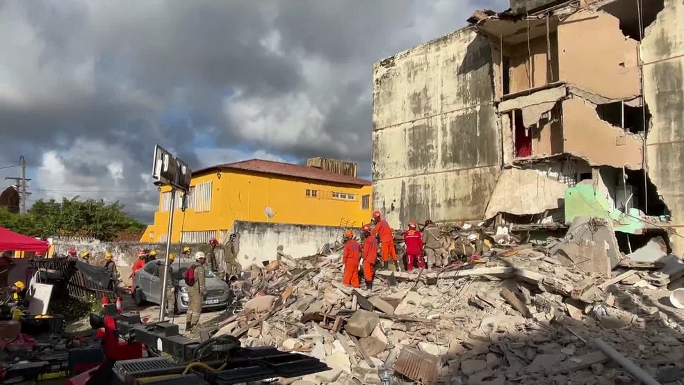 Escombros de prédio que desabou em Olinda — Foto: Reprodução/TV Globo