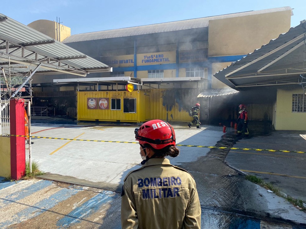 Incêndio atinge loja de bolos em Manaus — Foto: Jucélio Paiva/ Rede Amazônica