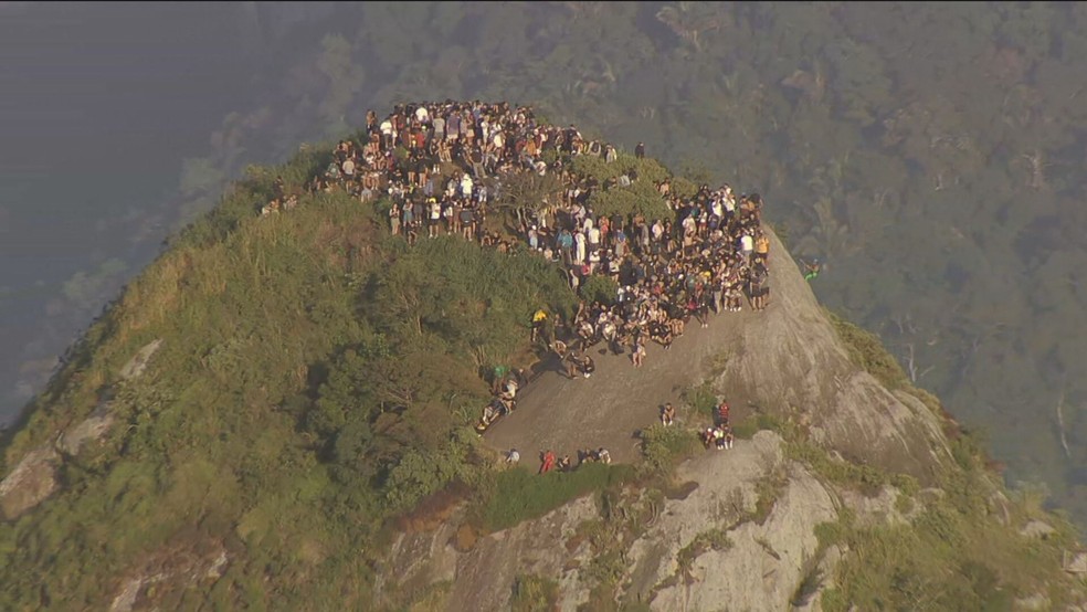 Dezenas de turistas presos no Morro Dois Irmãos durante operação no Vidigal — Foto: Reprodução/TV Globo