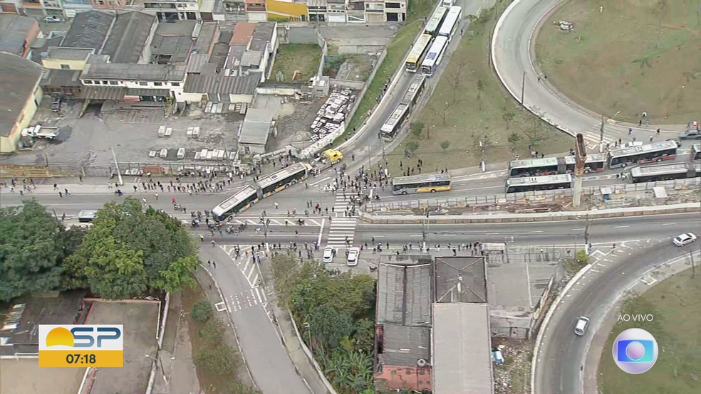 Ônibus atravessado prejudicou trânsito na Zona Leste de SP — Foto: TV Globo