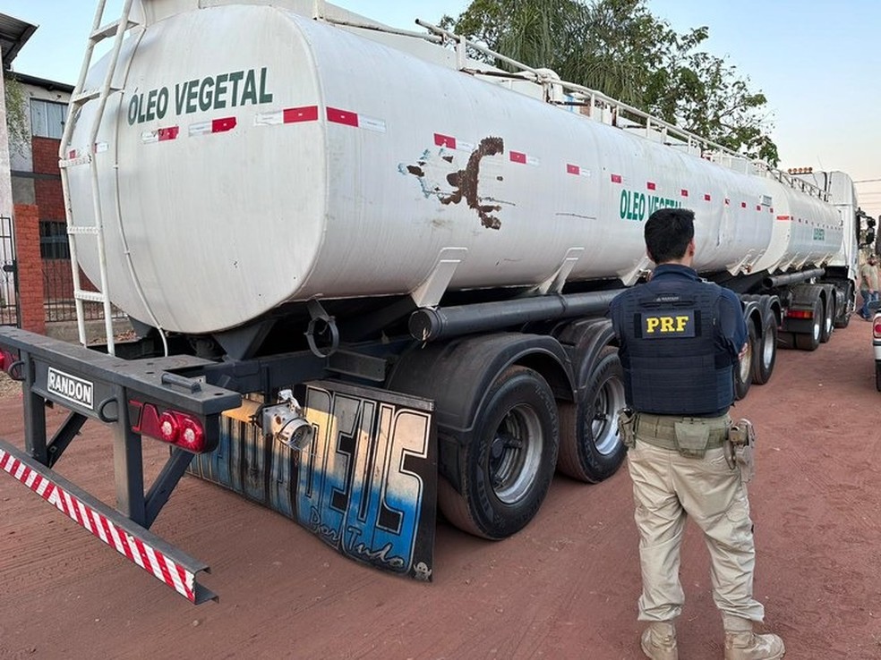 Droga estava escondida no interior de caminhão tanque — Foto: PRF