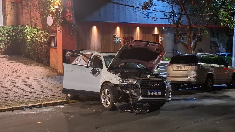 Motorista capotou carro de luxo e atingiu dois veículos estacionados em rua do Cambuí, em Campinas (SP), na noite desta sexta (25) — Foto: Pedro Torres/EPTV