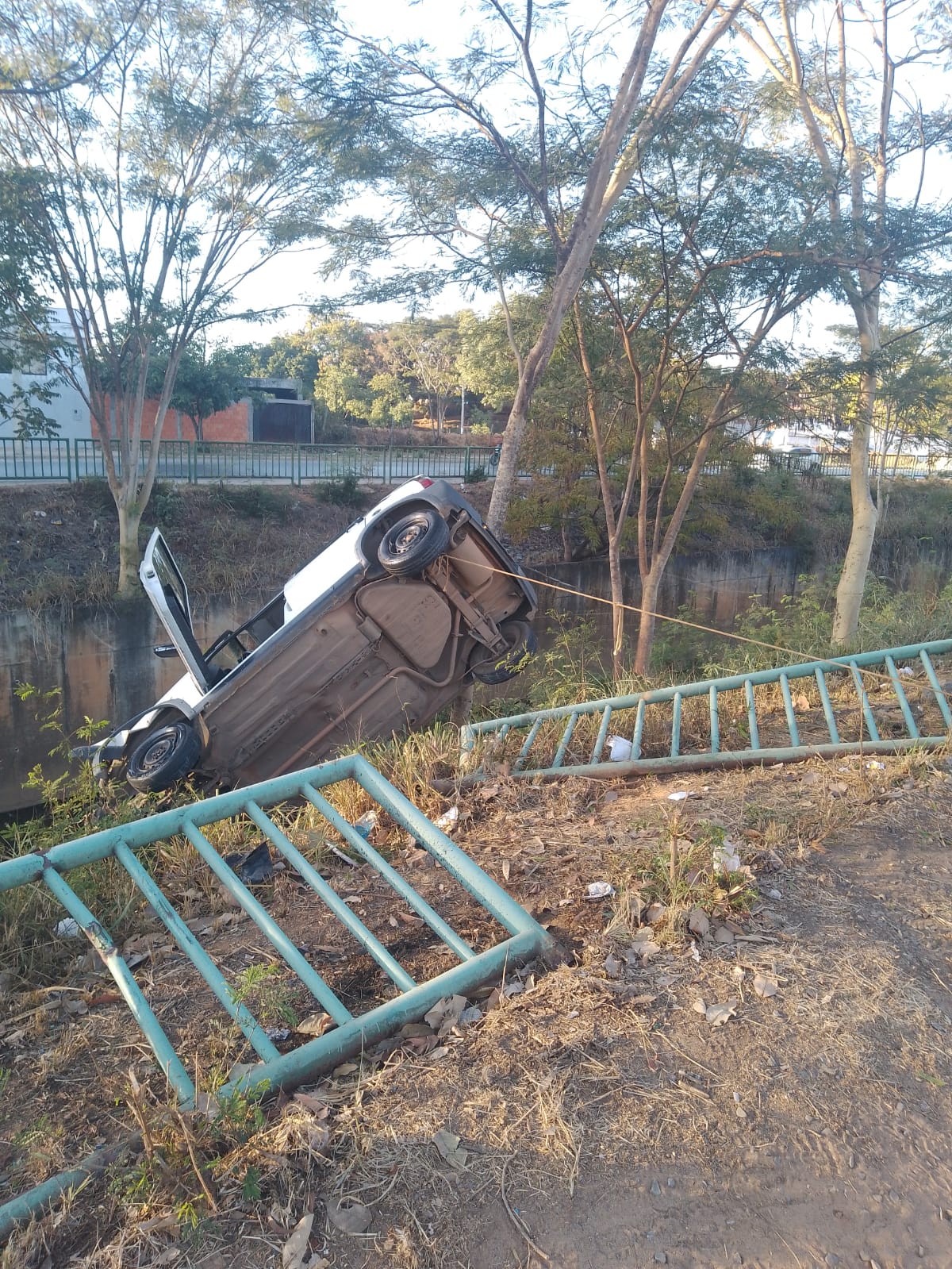 Motorista bate em árvore e na grade de proteção de avenida de Montes Claros