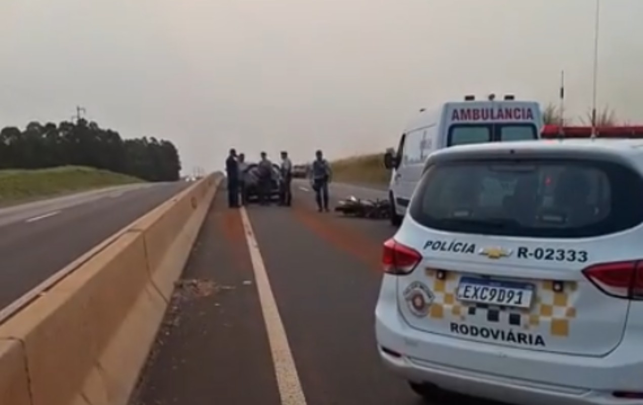 Motociclista morre após bater na traseira de caminhão na Rodovia Raposo Tavares em Canitar