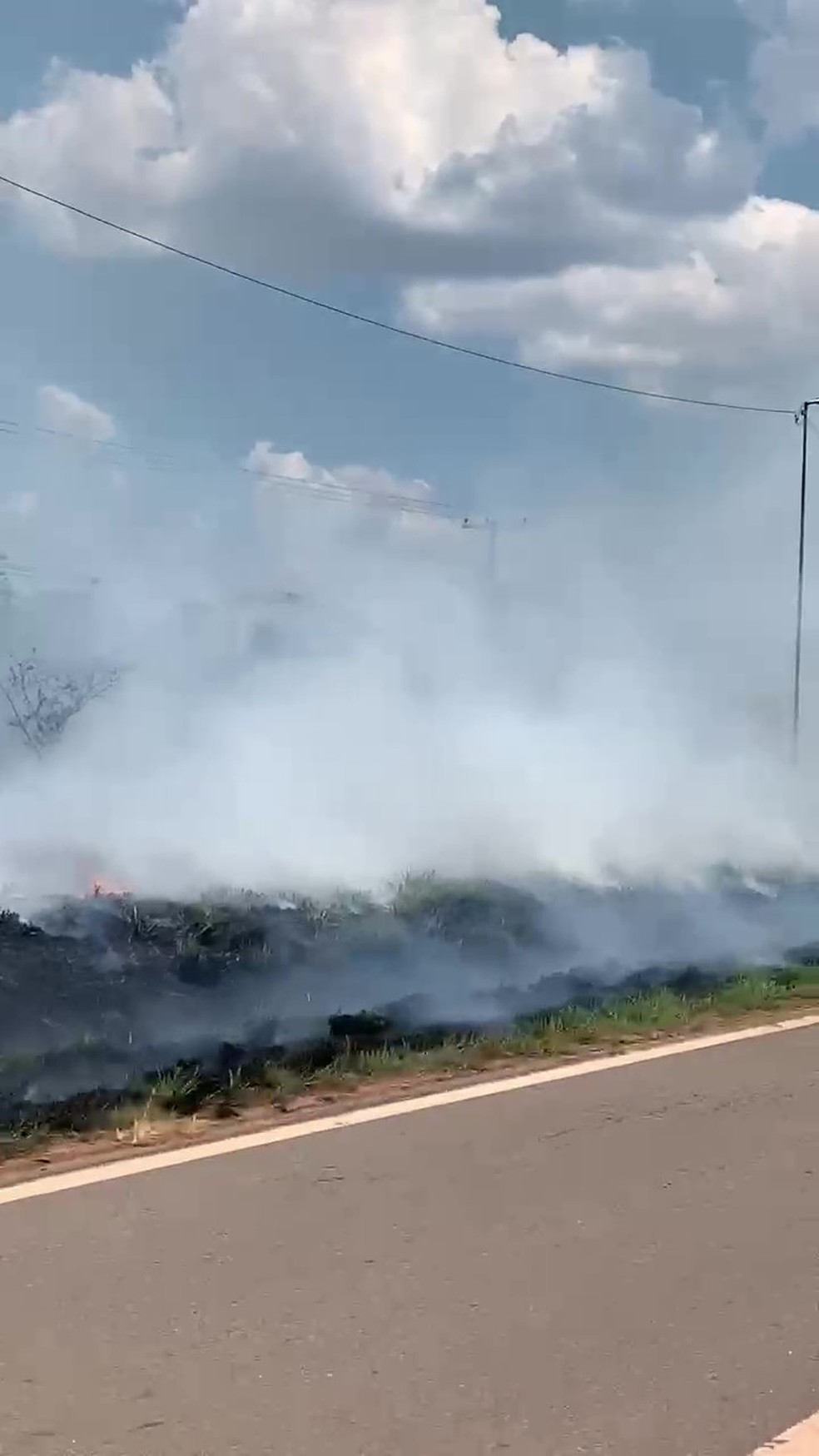 Após mais de 12h, fogo ainda estava ativo em trecho da BR-364 — Foto: Reprodução
