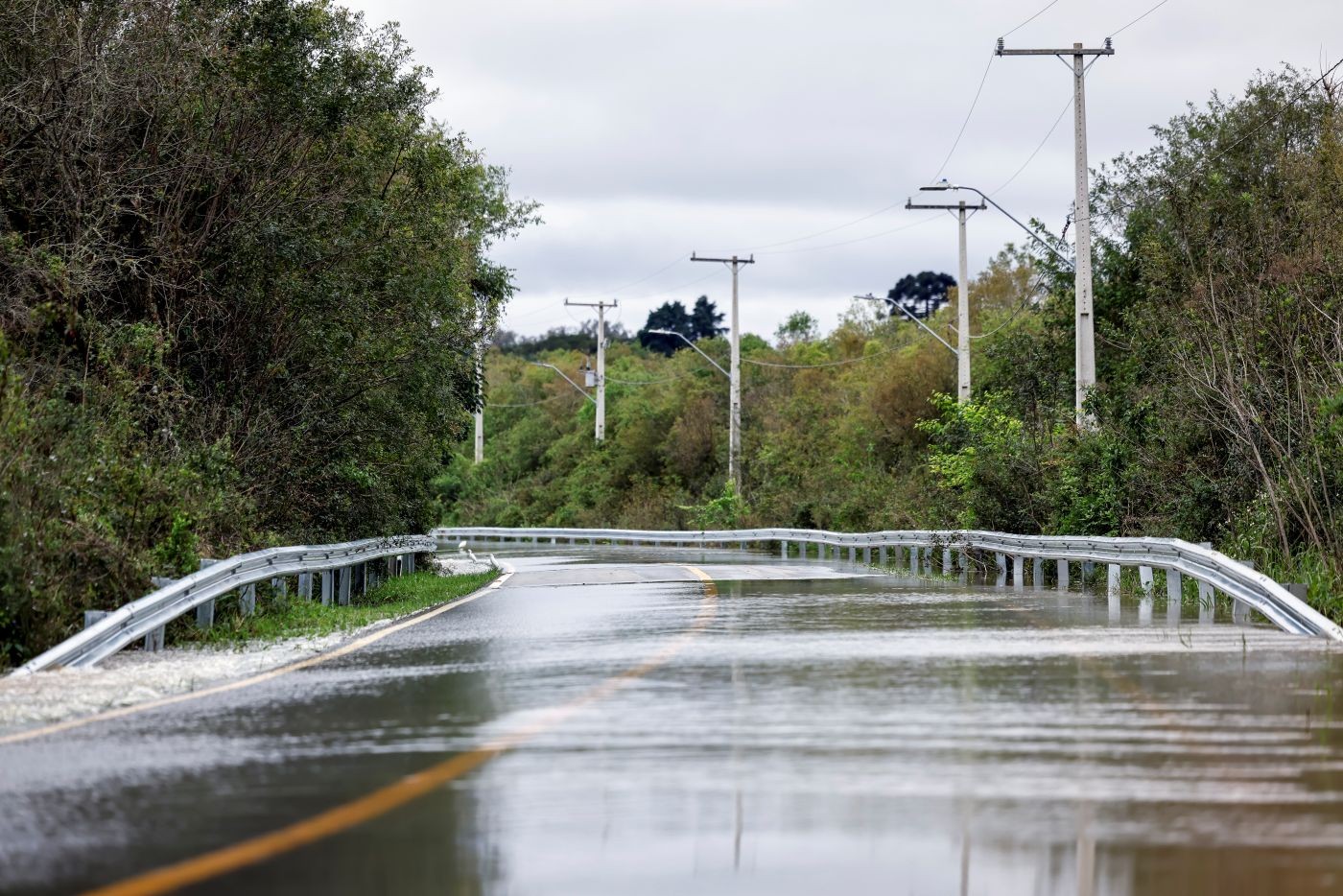 Investimento em guard rails reforça segurança em vias rurais de Araucária