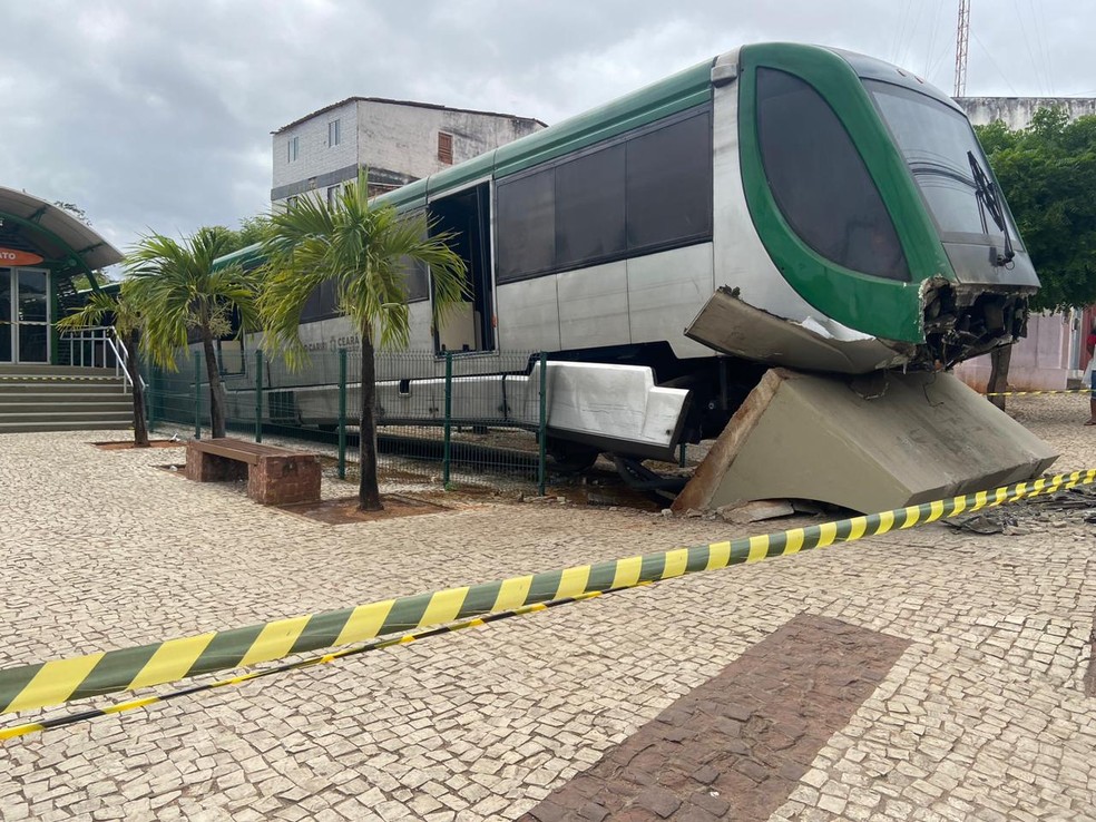 VLT bate em mureta de proteção em estação na cidade do Crato, no Ceará. — Foto: Célia Nascimento/ SVM