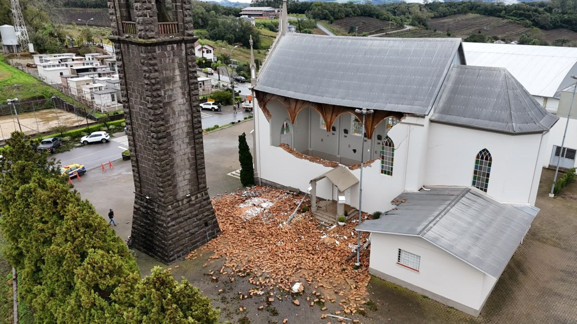 Granizo atinge mais de 200 casas e destrói parte de igreja na Serra do RS