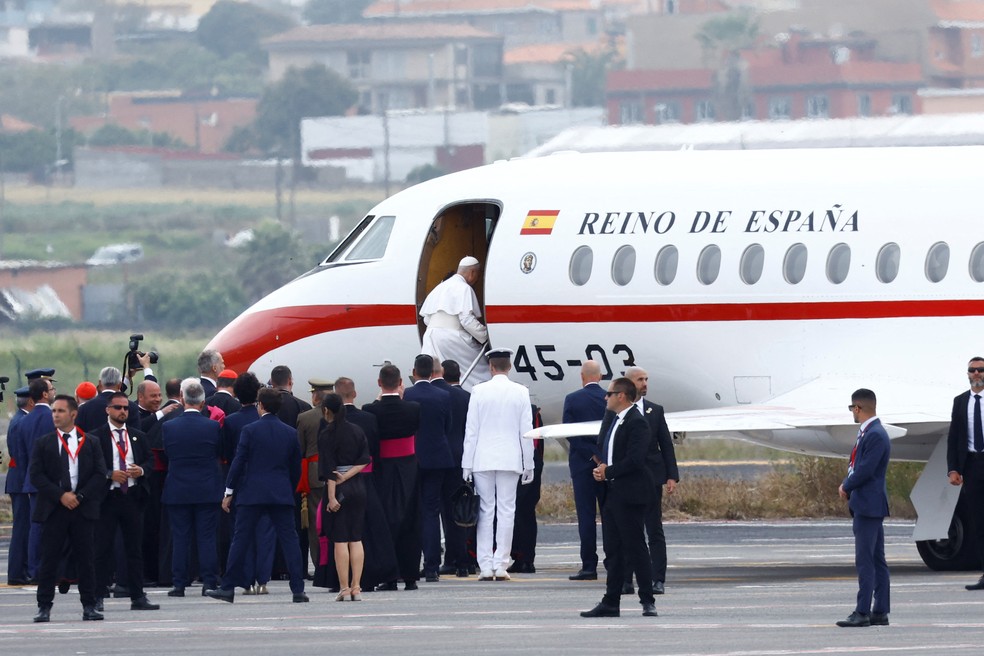 O Papa Leão XIV embarca em um avião espanhol oferecido pelo Rei Felipe VI após a aeronave que o levaria apresentar um problema técnico — Foto: REUTERS/Borja Suarez
