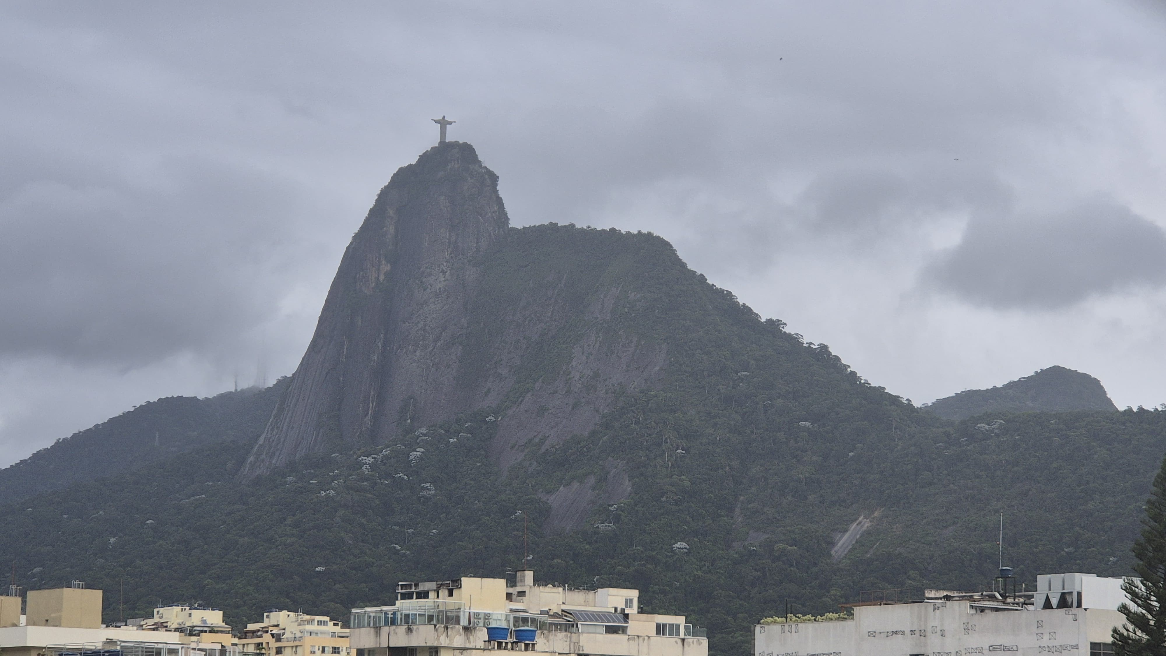 Rio tem previsão de chuvas isoladas na tarde deste sábado