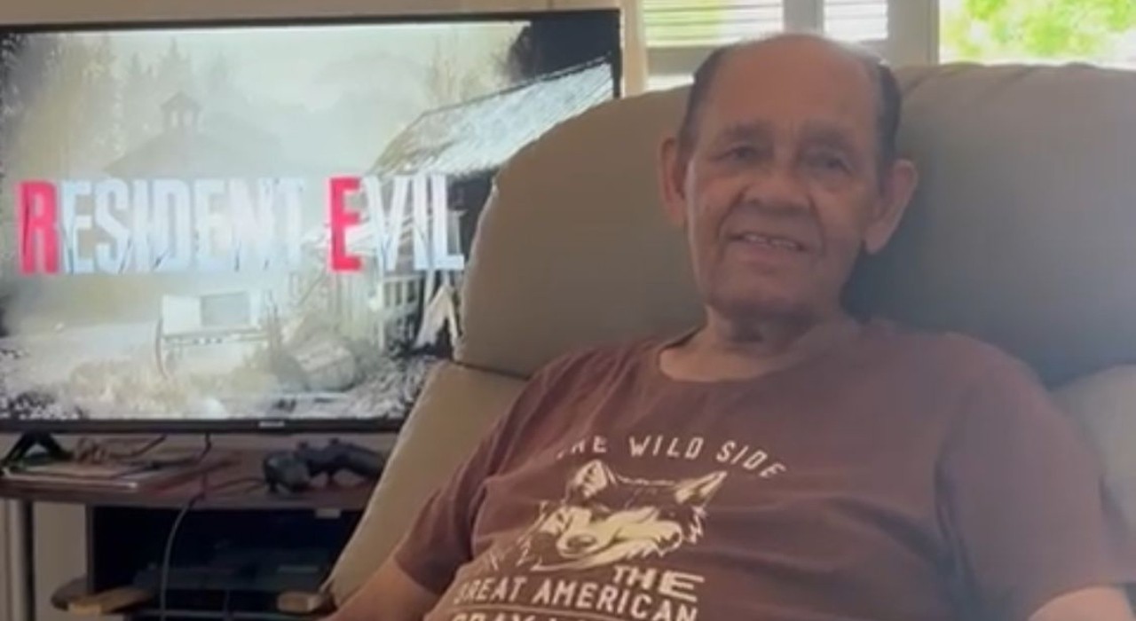 Idoso fã de 'Resident Evil 4' viraliza com inventário no TikTok