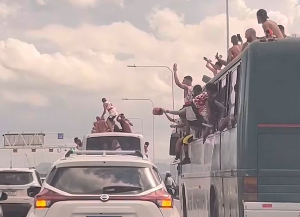 Torcedores do Flamengo no teto de dois ônibus, na Ponte Rio-Niterói, na tarde deste domingo (31) — Foto: Reprodução/Redes Sociais