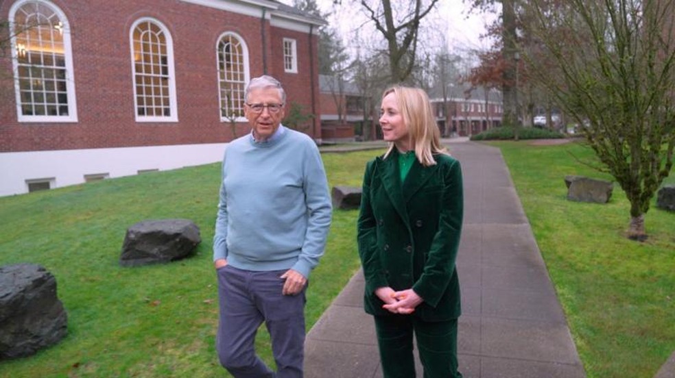 Bill Gates (fotografado ao lado de Katie Razzall) caminha por sua antiga escola em Seattle, que ele recorda como sendo 'maravilhosa' — Foto: Maxine Collins/BBC