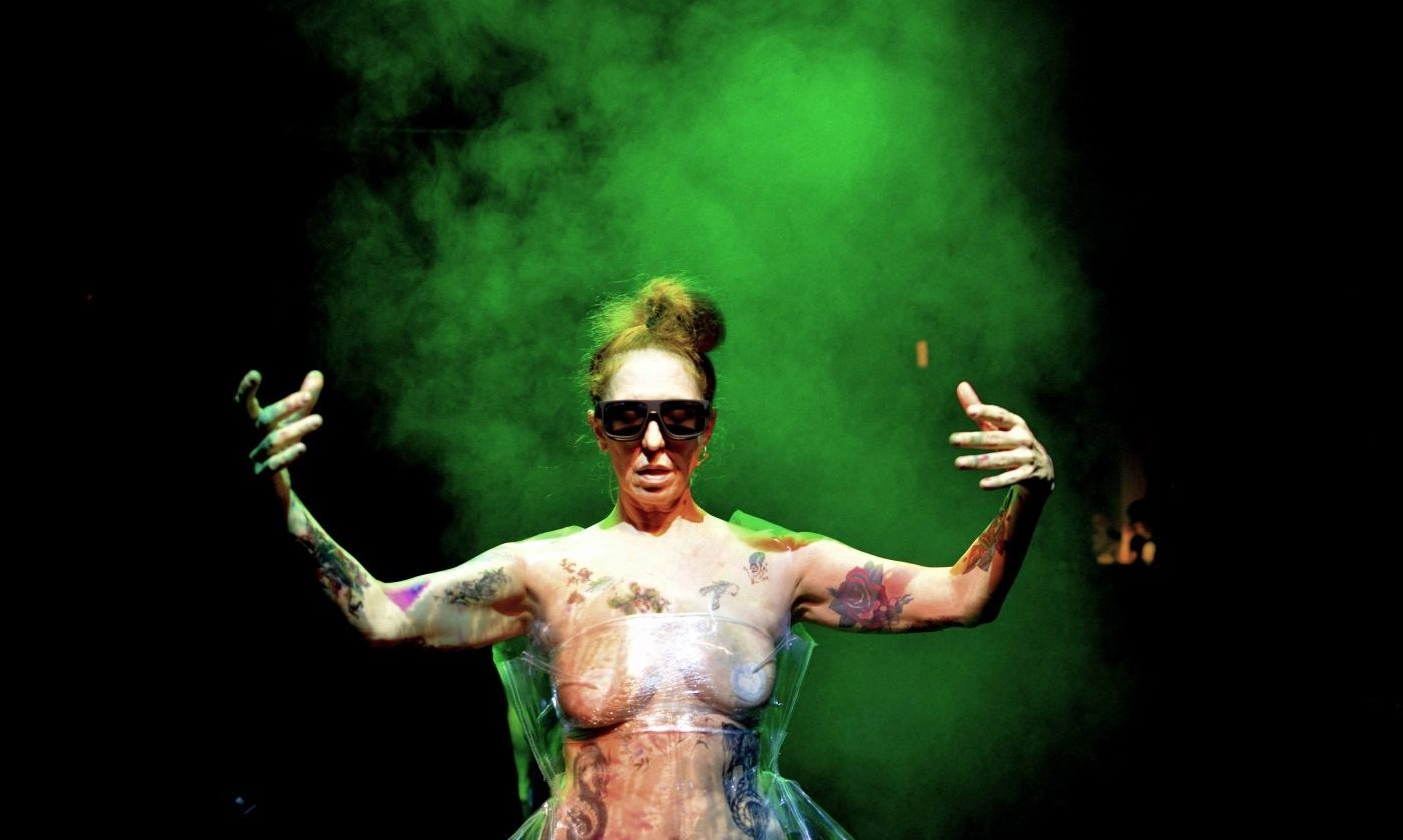 Figurino é protagonista de performance na Mostra Fringe