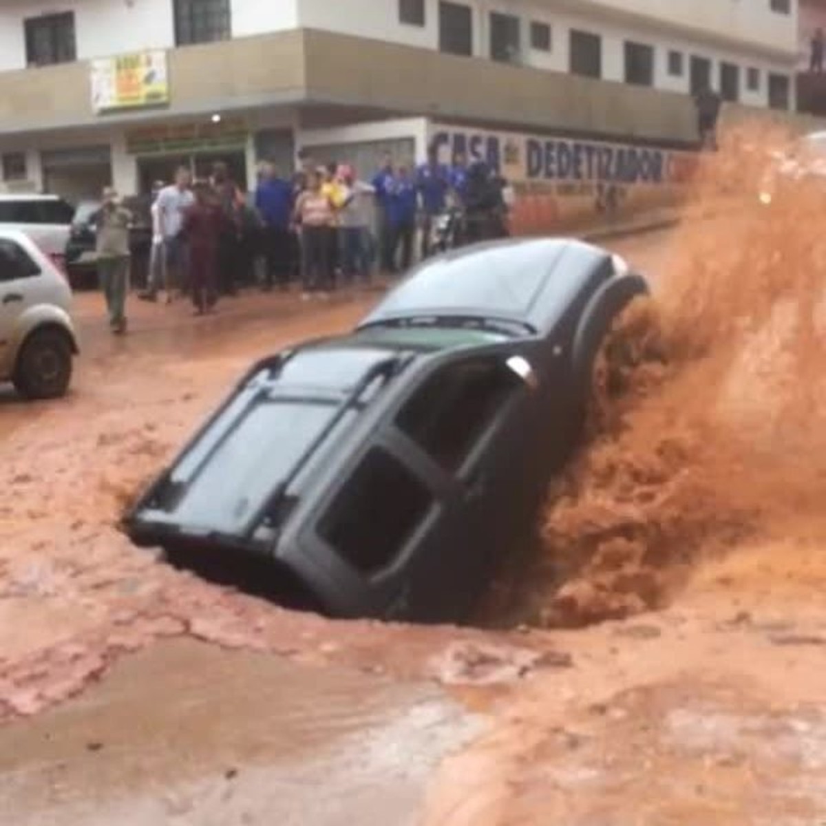 Carro é 'engolido' por buraco no asfalto em Vicente Pires, no DF; veja ...