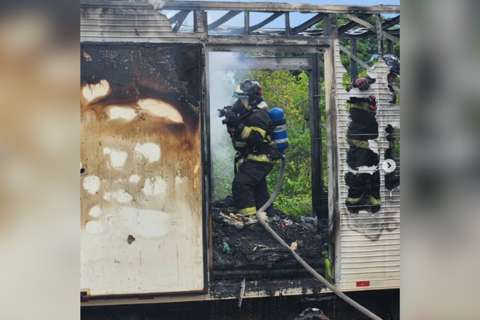 Fagulhas geradas por serra elétrica provocaram incêndio em caminhão — Foto: Reprodução/Defesa Civil de Regente Feijó