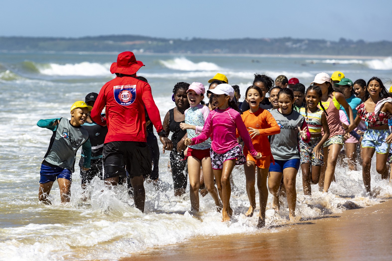 Projeto Botinho: Crianças e jovens se divertem e aprendem na Praia de Cavaleiros, em Macaé; FOTOS