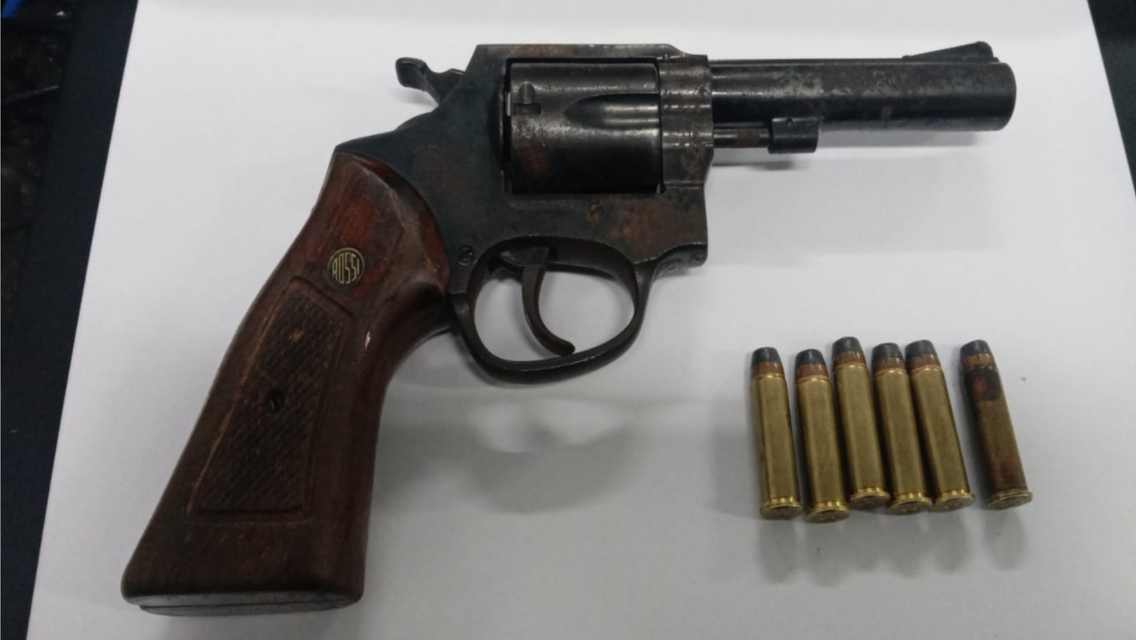 GCM é preso suspeito de tentar vender arma com numeração raspada em Caraguatatuba, SP