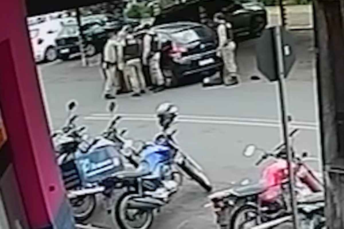 VÍDEO: Mulher se engasga com pão enquanto dirigia, consegue parar próximo de policiais e é salva por eles, no PR