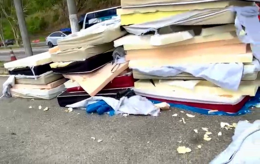 A droga estava escondida dentro de colchōes no baú do caminhão. — Foto: PRF/divulgação